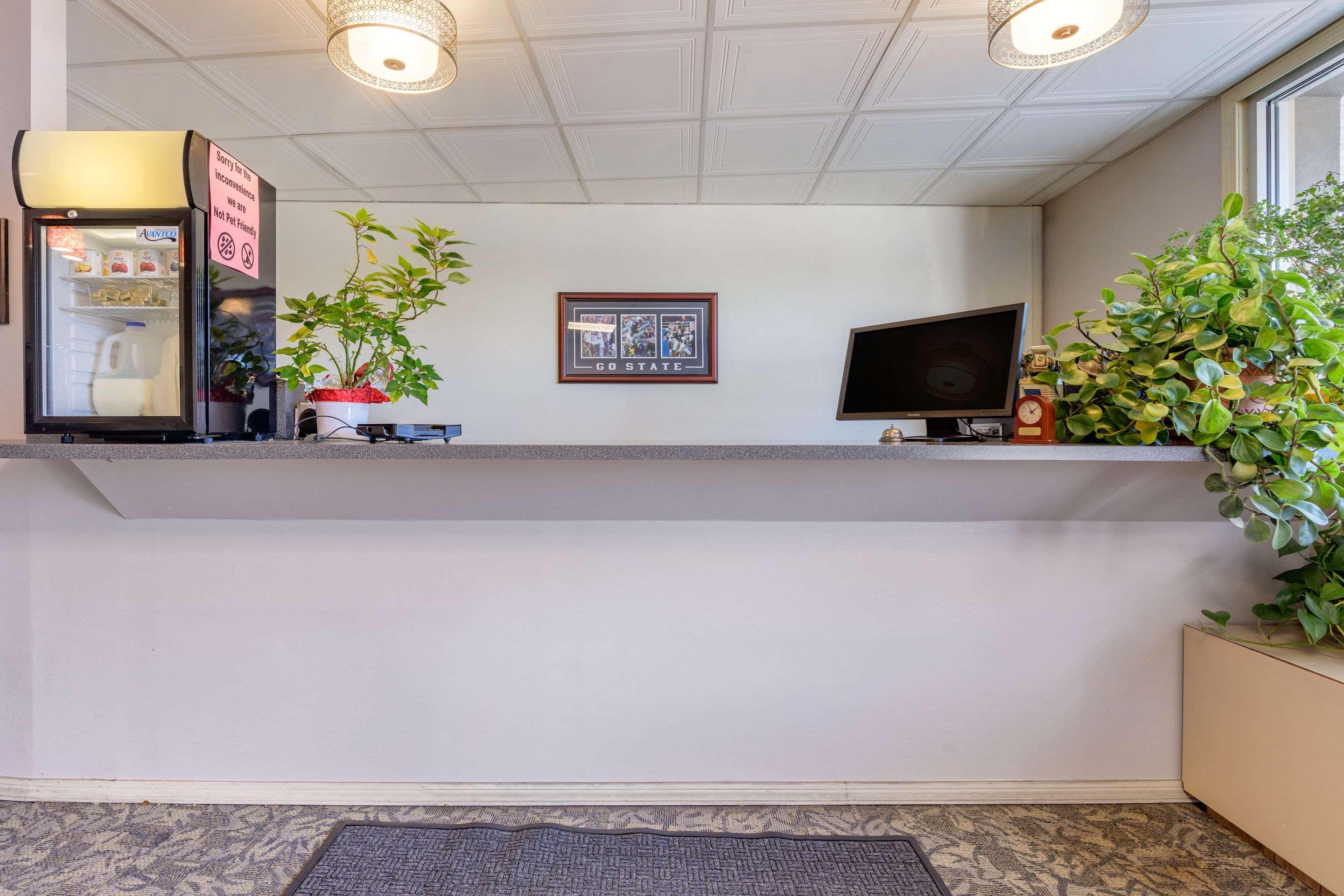 Lodge Econo I-99 *
