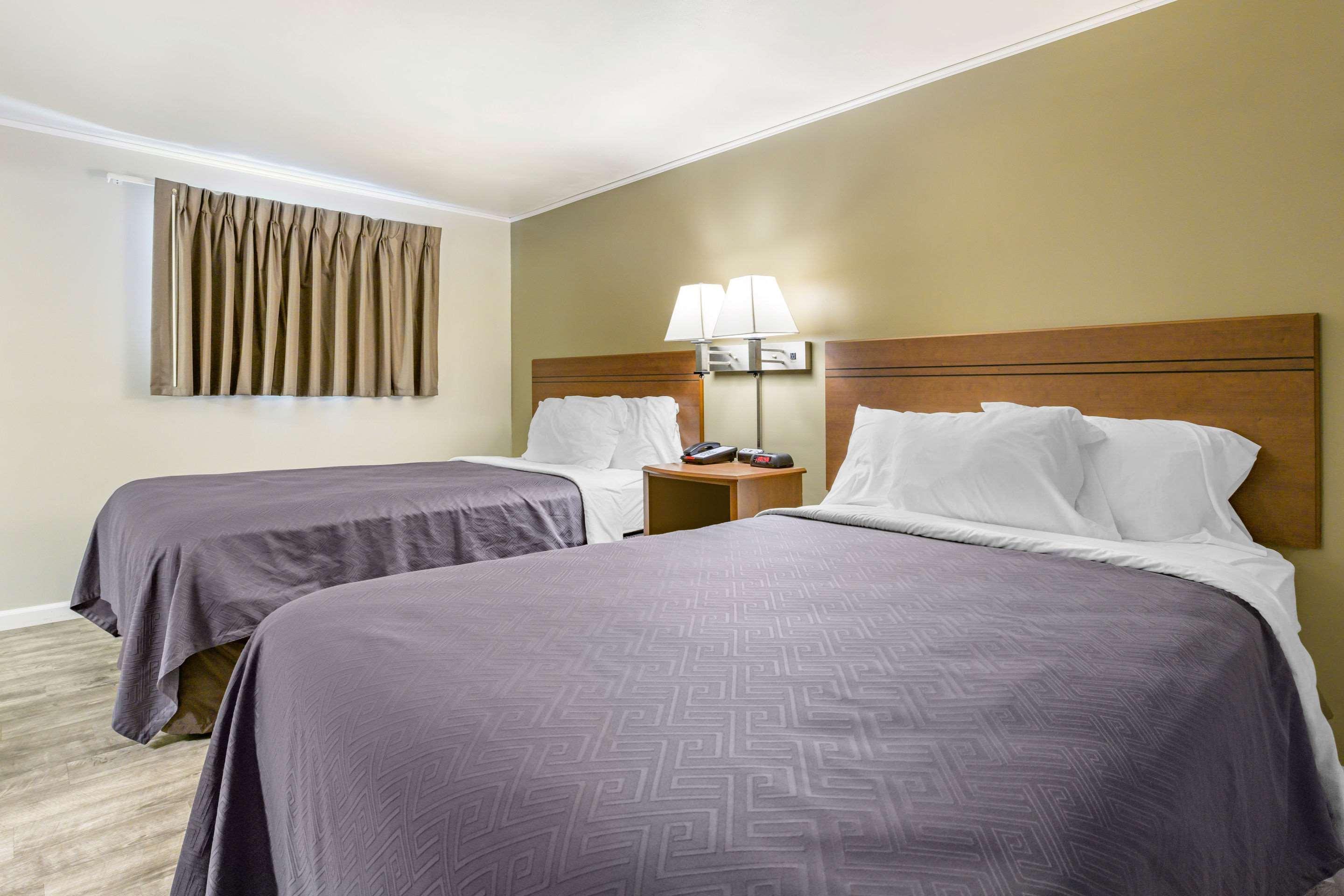 Lodge Econo I-99 *