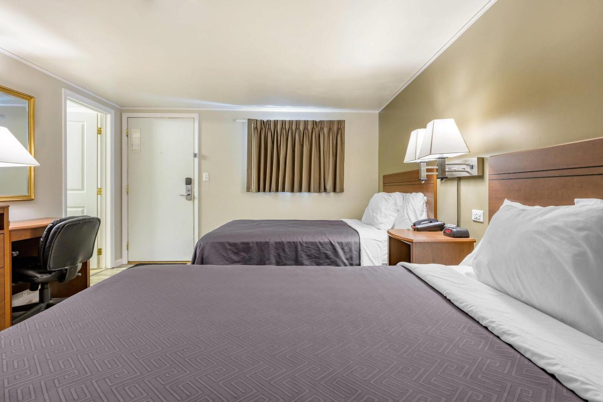 Lodge Econo I-99 *